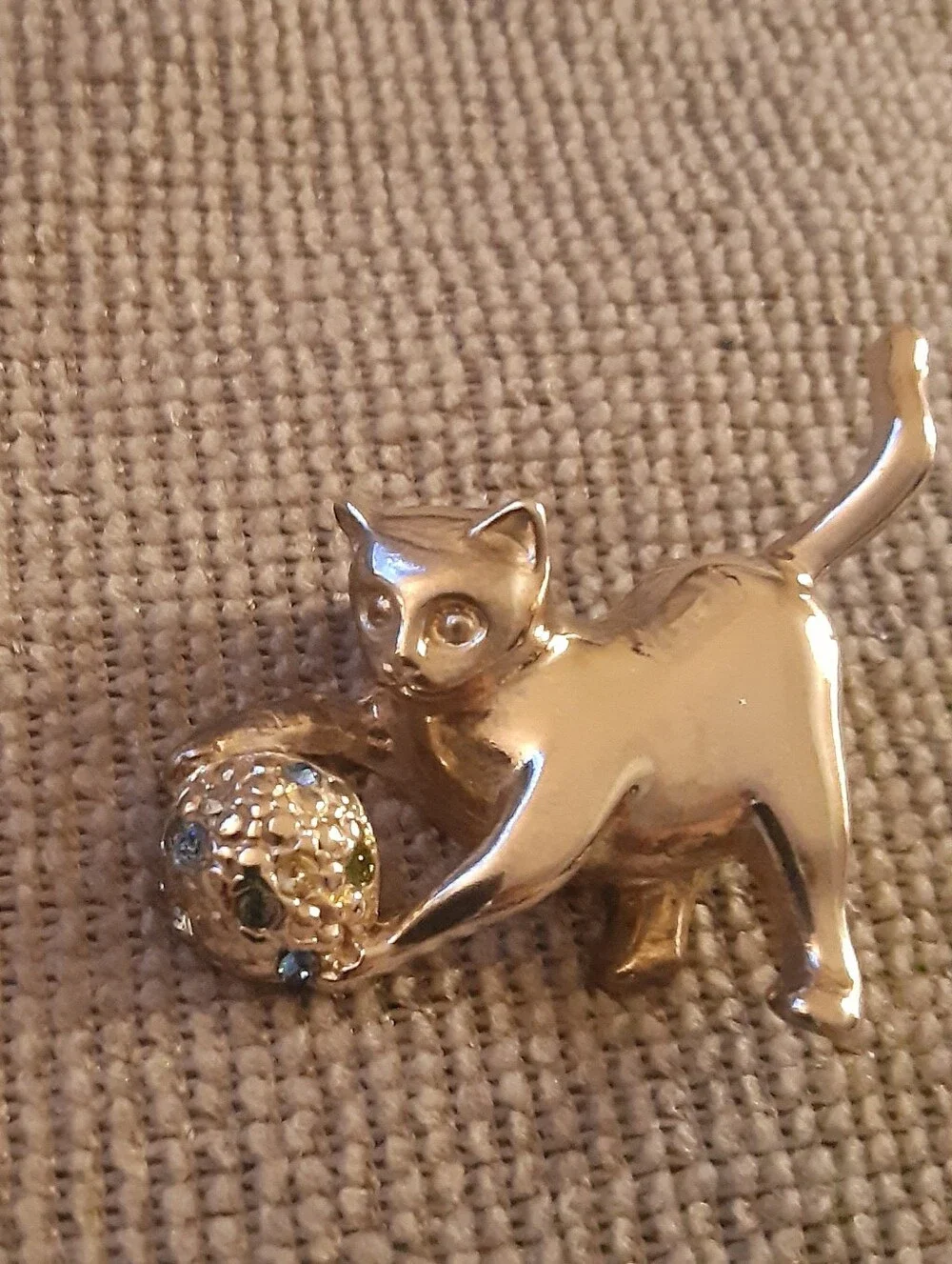 Silver Tone Cat Brooch with Decorative Ball